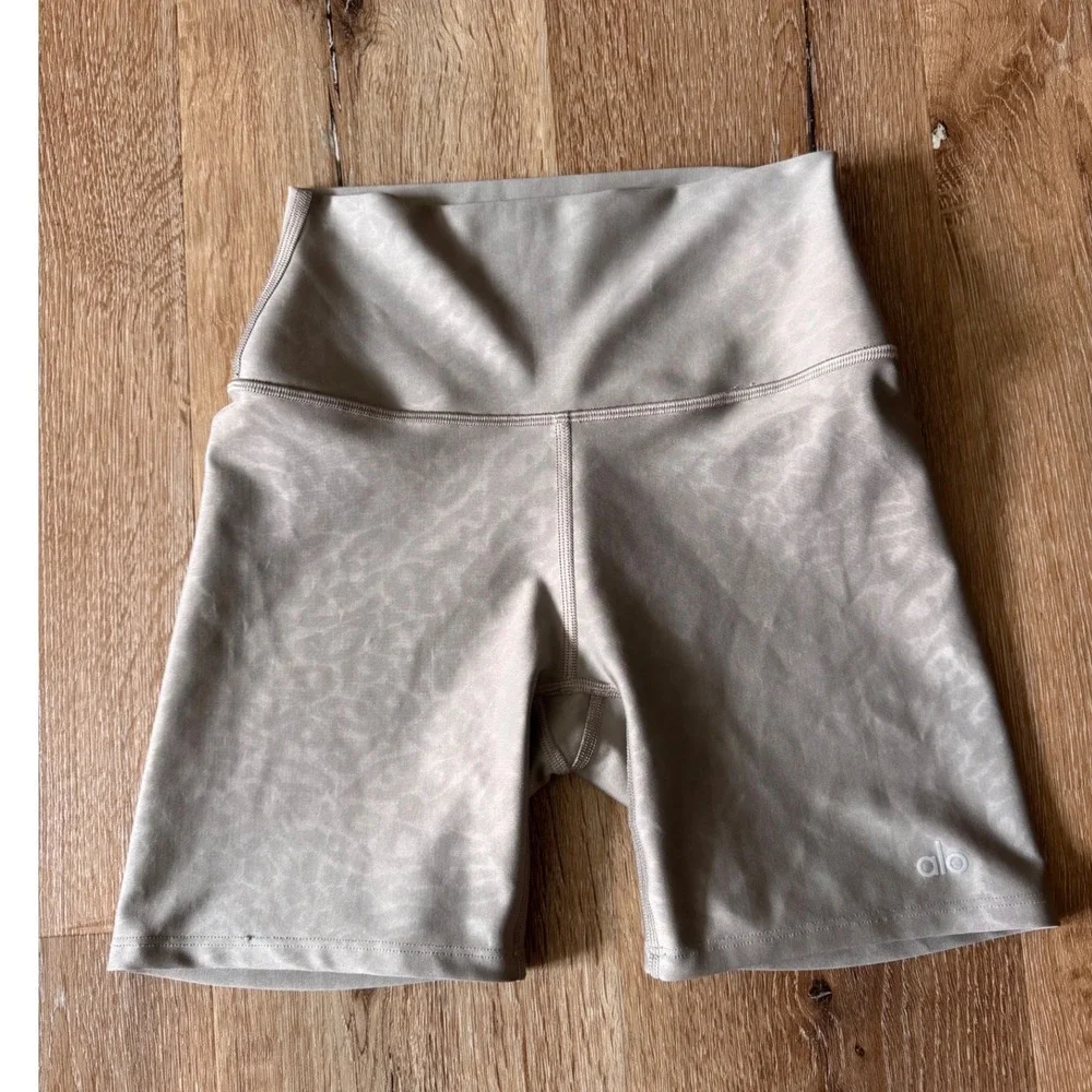Alo Yoga High-Waist‎ Vapor Leopard Shimmer Biker Shorts Taupe XXS